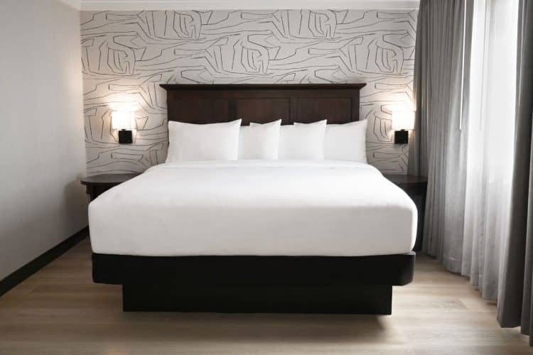 One King Bed At Clifton Victoria Inn At The Falls